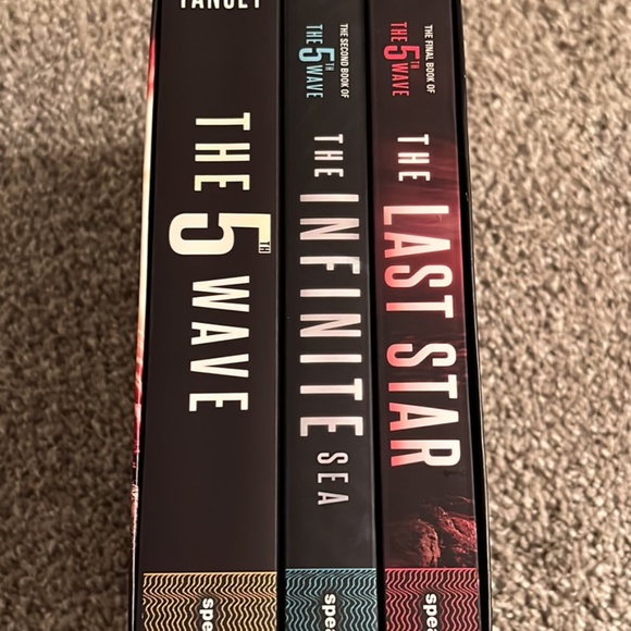 “The 5th Wave” Book Trilogy by Rick Yancey! - Picture 2 of 3